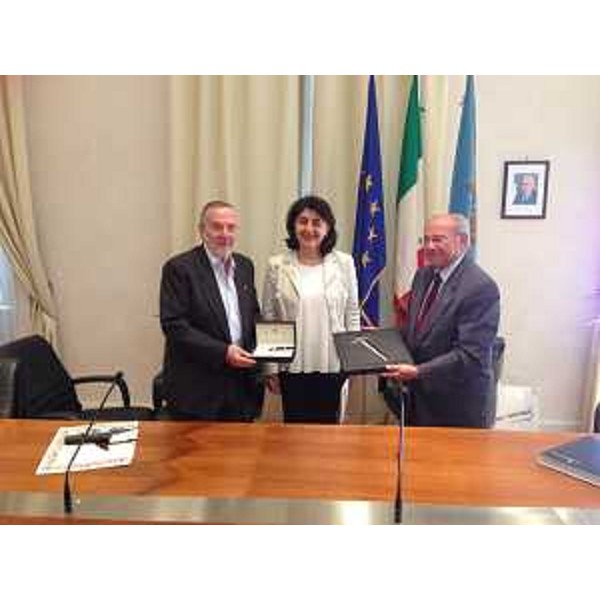 4 Alido Gerussi (Presidente Scuola Mosaicisti), Mariagrazia Santoro (Assessore regionale Infrastruttre e Territorio), Sergio Pascoli (Presidente Scriptorium Foroiuliense) alla presentazione della collaborazione che comprende i settori dell'arte calligrafa e del mosaico - Trieste 18/07/2016