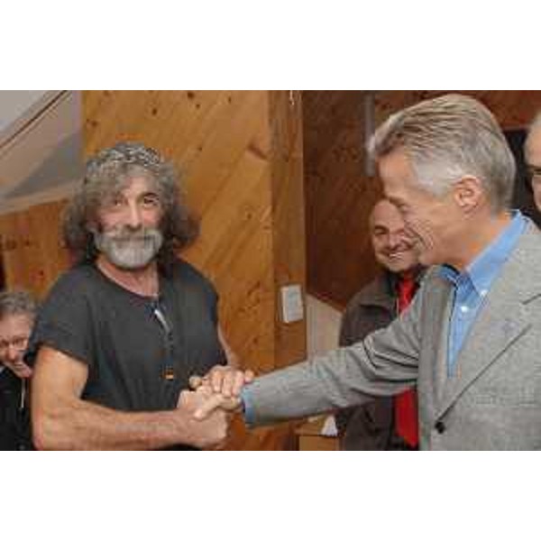 Riccardo Illy (Presidente Regione Friuli Venezia Giulia), in occasione della visita al Comune di Erto e Casso, incontra Mauro Corona (Artista e Scrittore). (Erto e Casso 26/10/07)