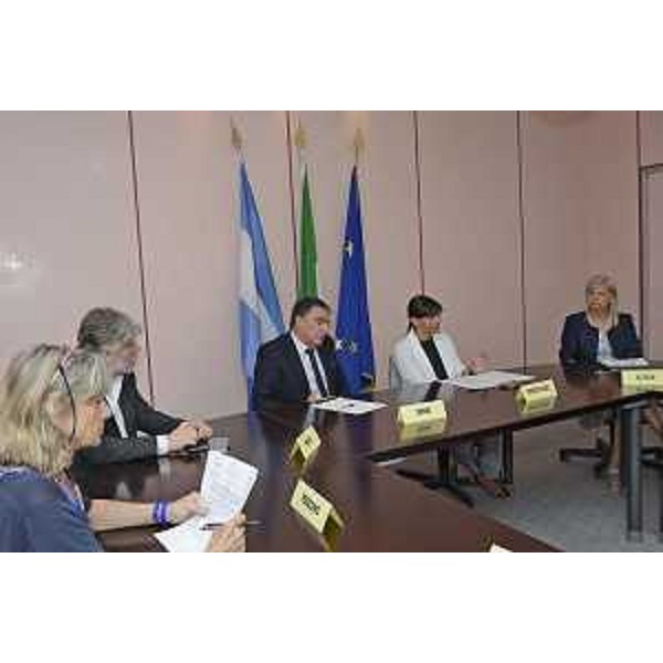 Debora Serracchiani (Presidente Regione Friuli Venezia Giulia) durante la firma di alcuni accordi di cooperazione tra Enti del FVG e Istituzioni governative argentine - Gorizia
