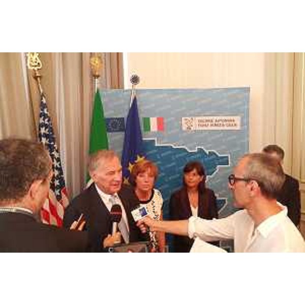 John R. Phillips (Ambasciatore USA in Italia) e Debora Serracchiani (Presidente Regione Friuli Venezia Giulia) a margine dell'apertura dei lavori dell'Innovation Forum "Driving change for US and Italian Innovation systems: finding better ways to learn from each other", nella sede della Regione - Trieste 28/07/2016
