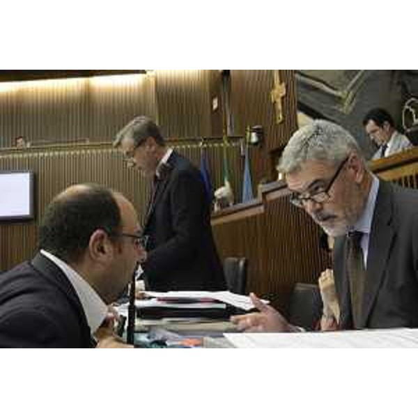 Diego Moretti (Consigliere) e Paolo Panontin (Assessore regionale Autonomie locali e Coordinamento Riforme, Comparto unico, Sistemi informativi, Caccia e Risorse ittiche, delegato Protezione civile) durante la discussione del disegno di legge "Assestamento del Bilancio per l'anno 2016 e del Bilancio per gli anni 2016-2018 ai sensi dell'articolo 6 della legge regionale 10 novembre 2015, n. 26" in Consiglio regionale - Trieste 28/07/2016