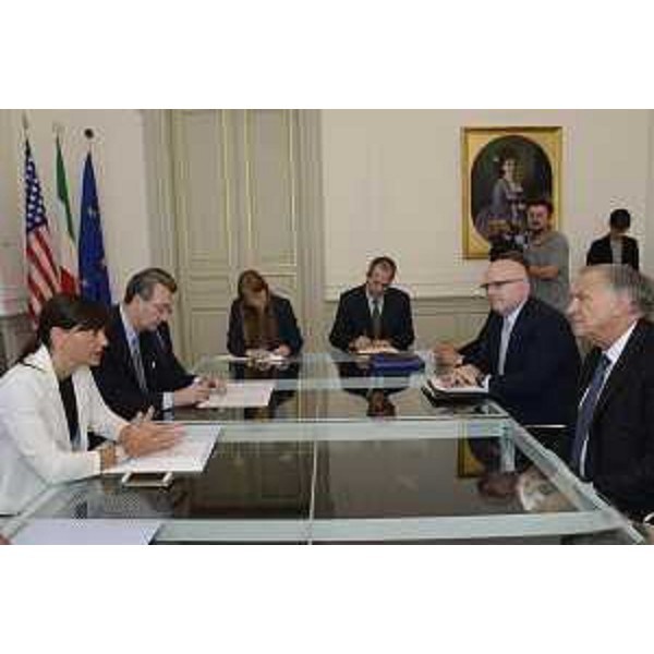 Debora Serracchiani (Presidente Regione Friuli Venezia Giulia), accompagnata da Sergio Bolzonello (Vicepresidente Regione FVG e assessore Attività produttive, Turismo e Cooperazione), incontra John R. Phillips (Ambasciatore USA in Italia), accompagnato da Philip T. Reeker (Console generale USA a Milano), nella sede della Regione - Trieste 29/07/2016