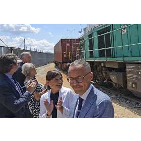 Debora Serracchiani (Presidente Regione Friuli Venezia Giulia) e Carlo De Giuseppe (Direttore territoriale Produzione RFI) all'apertura del Varco ferroviario 4, in Porto Nuovo - Trieste 29/07/2016