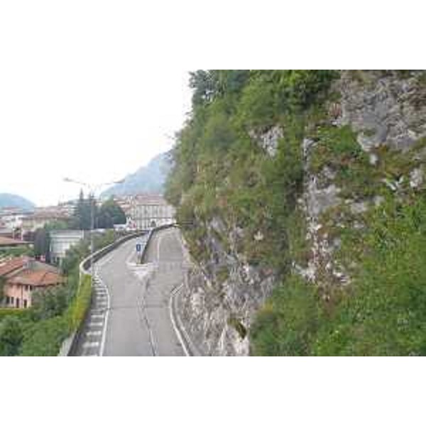 Il tratto di via XXVIII Aprile (pendici del colle del Castello) che sarà interessato da lavori di messa in sicurezza, a Gemona del Friuli