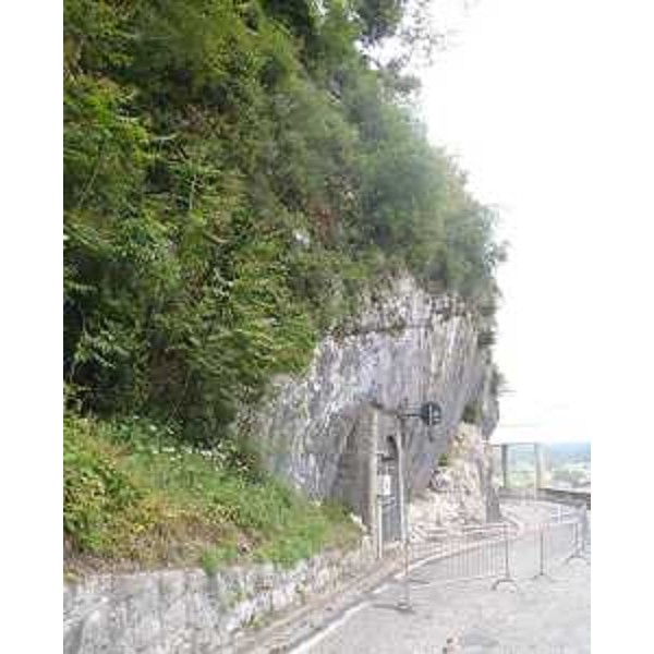 Il tratto di via XXVIII Aprile (pendici del colle del Castello) che sarà interessato da lavori di messa in sicurezza, a Gemona del Friuli