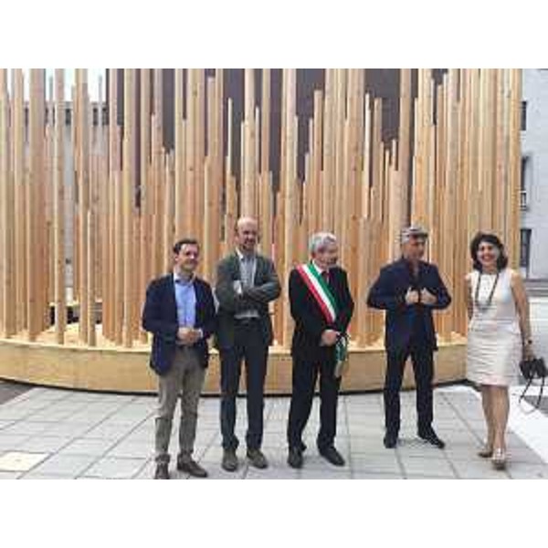 Alessandro Venanzi (Assessore Commercio e Turismo Comune Udine), Michele Morgante (Presidente Consorzio Innova FVG), Furio Honsell (Sindaco Udine), Stefano Boeri (Architetto) e Mariagrazia Santoro (Assessore regionale Infrastrutture e Territorio) davanti all'installazione Radura, in piazza Venerio - Udine 29/07/2016