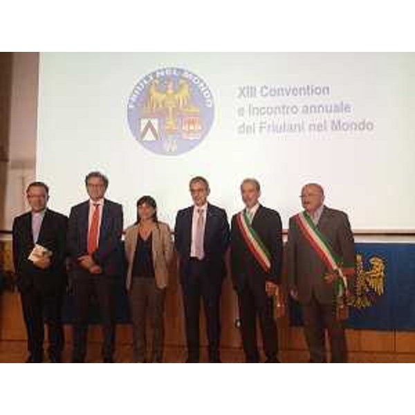 Duilio Corgnali (Coordinatore Commissione diocesana quarantesimo terremoto), Edy Snaidero (Presidente Snaidero S.p.A.), Debora Serracchiani (Presidente Regione Friuli Venezia Giulia), Adriano Luci (Presidente Ente Friuli nel Mondo), Paolo Menis (Sindaco San Daniele) e Adriano Pidutti (Vicesindaco Ragogna) alla XIII Convention annuale dei Friulani nel Mondo - San Daniele del Friuli 30/07/2016