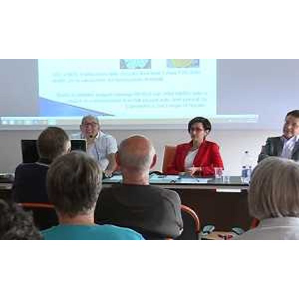 Sara Vito (Assessore regionale Ambiente ed Energia) ed Enrico Gherghetta (Presidente Provincia Gorizia) all'incontro sui dati ambientali con i rappresentanti dei comitati di quartiere - Monfalcone 29/07/2016