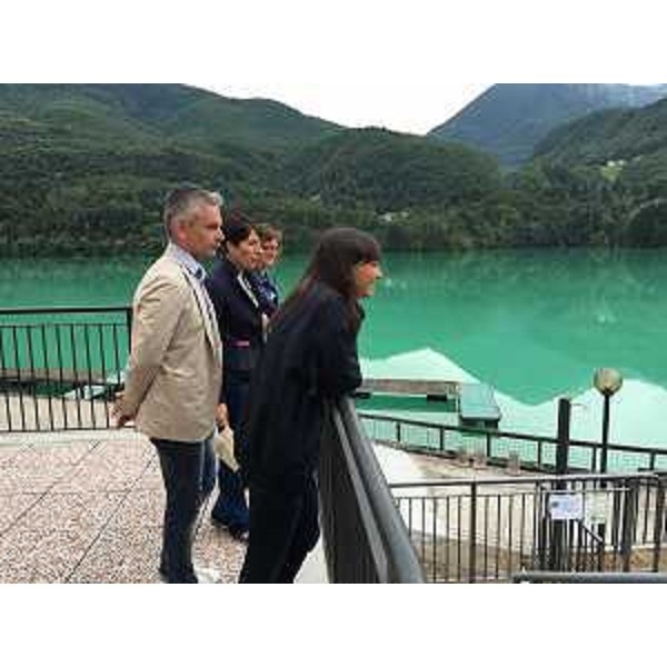 Claudio Traina (Sindaco Barcis) e Debora Serracchiani (Presidente Regione Friuli Venezia Giulia) nel corso del sopralluogo al cantiere per la viabilità alternativa dedicata al trasporto fuori valle degli accumuli ghiaiosi del torrente Cellina - Barcis 01/08/2016