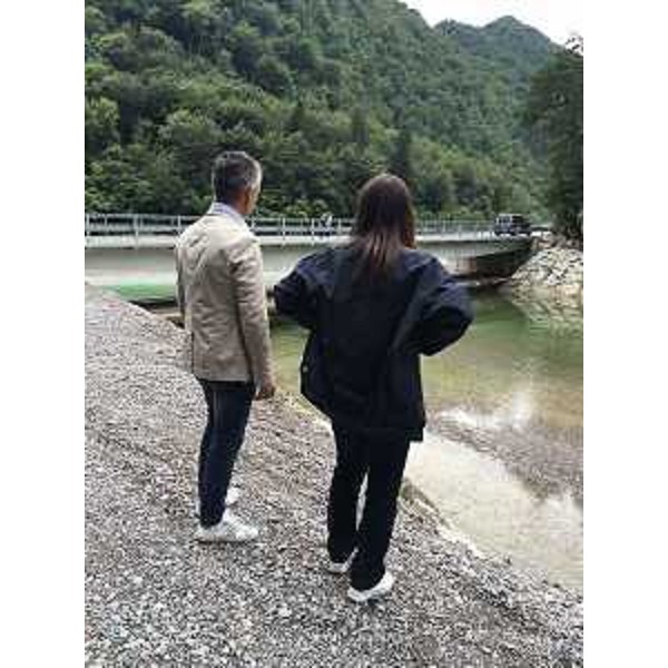 Claudio Traina (Sindaco Barcis) e Debora Serracchiani (Presidente Regione Friuli Venezia Giulia) nel corso del sopralluogo al cantiere per la viabilità alternativa dedicata al trasporto fuori valle degli accumuli ghiaiosi del torrente Cellina - Barcis 01/08/2016