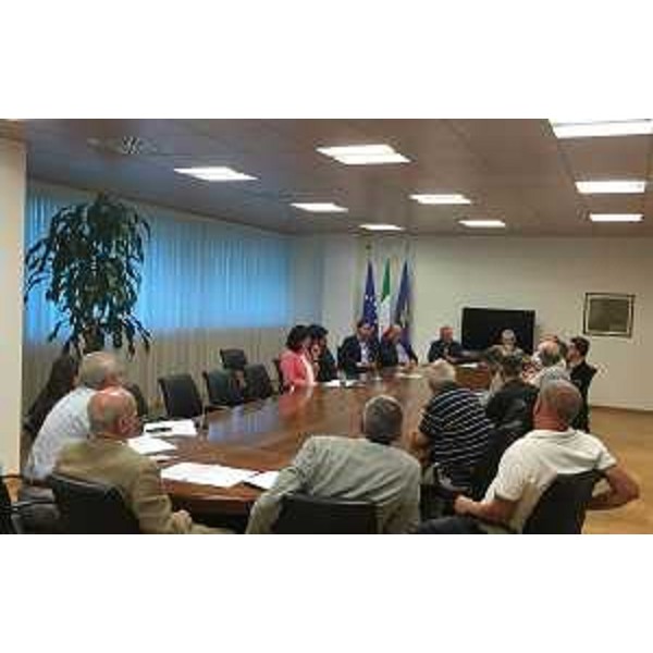 Mariagrazia Santoro (Assessore regionale Infrastrutture e Territorio) al Tavolo di lavoro sull'intesa per lo sviluppo dell'economia del Distretto della Sedia, con i sindaci di San Giovanni al Natisone e Manzano e i rappresentanti di Legacoop, Confapi, Confartigianato, Confidustra, UIL, Confcooperative, Camera di Commercio e Confcommercio - Udine 01/08/2016