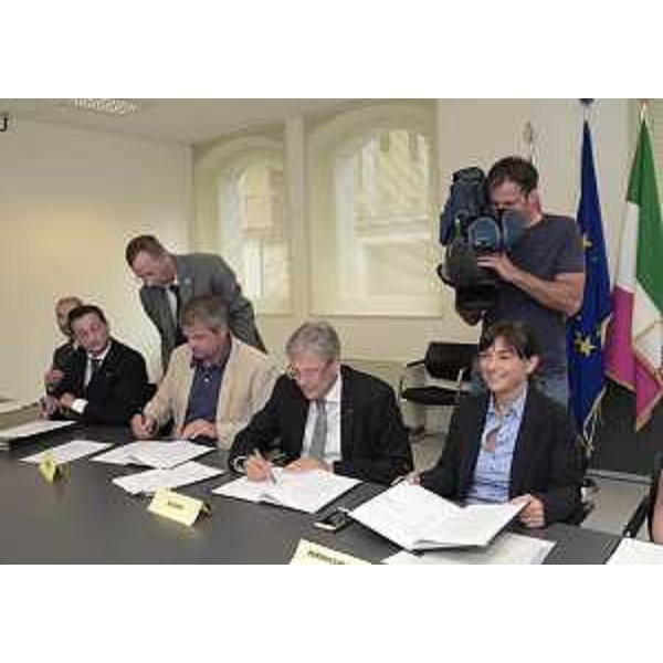 Gerhard Köfer (Assessore Infrastrutture Land Carinzia), Peter Kaiser (Governatore Carinzia) e Debora Serracchiani (Presidente Regione Friuli Venezia Giulia) alla firma della Convenzione per la realizzazione di uno studio di fattibilità per la messa in sicurezza del collegamento viario transfrontaliero Tolmezzo - Kötschach-Mauthen - Tolmezzo 02/08/2016