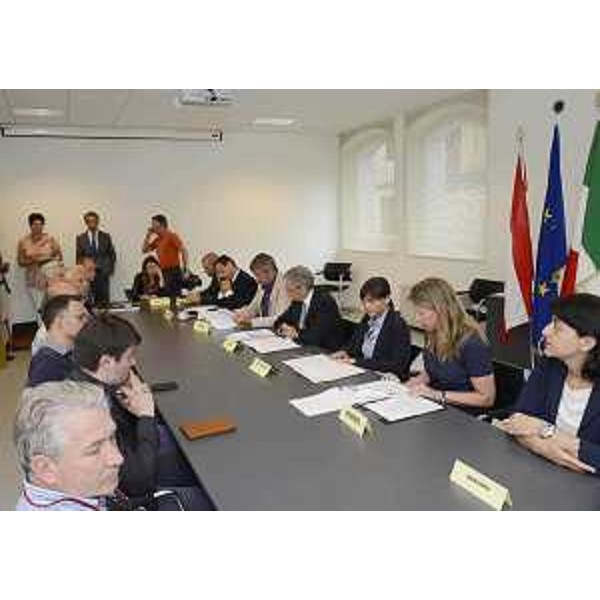 Gerhard Köfer (Assessore Infrastrutture Land Carinzia), Peter Kaiser (Governatore Carinzia), Debora Serracchiani (Presidente Regione Friuli Venezia Giulia) e Mariagrazia Santoro (Assessore Infrastrutture e Territorio Regione FVG) alla firma della Convenzione per la realizzazione di uno studio di fattibilità per la messa in sicurezza del collegamento viario transfrontaliero Tolmezzo - Kötschach-Mauthen - Tolmezzo 02/08/2016