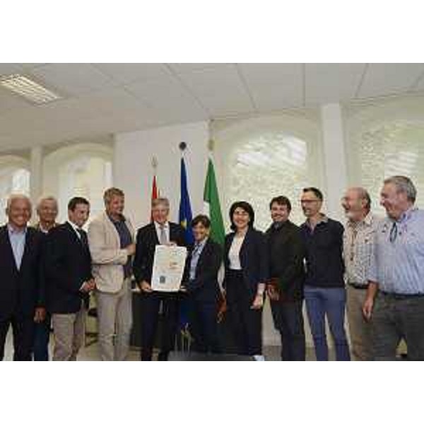 Gerhard Köfer (Assessore Infrastrutture Land Carinzia), Peter Kaiser (Governatore Carinzia), Debora Serracchiani (Presidente Regione Friuli Venezia Giulia), Mariagrazia Santoro (Assessore Infrastrutture e Territorio Regione FVG) e Francesco Brollo (Sindaco Tolmezzo), con altri amministratori locali, alla firma della Convenzione per la realizzazione di uno studio di fattibilità per la messa in sicurezza del collegamento viario transfrontaliero Tolmezzo - Kötschach-Mauthen - Tolmezzo 02/08/2016