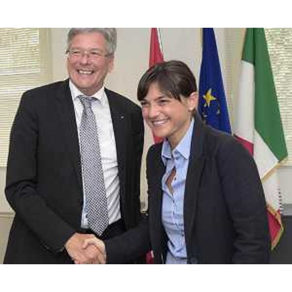 Peter Kaiser (Governatore Carinzia) e Debora Serracchiani (Presidente Regione Friuli Venezia Giulia) alla firma della Convenzione per la realizzazione di uno studio di fattibilità per la messa in sicurezza del collegamento viario transfrontaliero Tolmezzo - Kötschach-Mauthen - Tolmezzo 02/08/2016