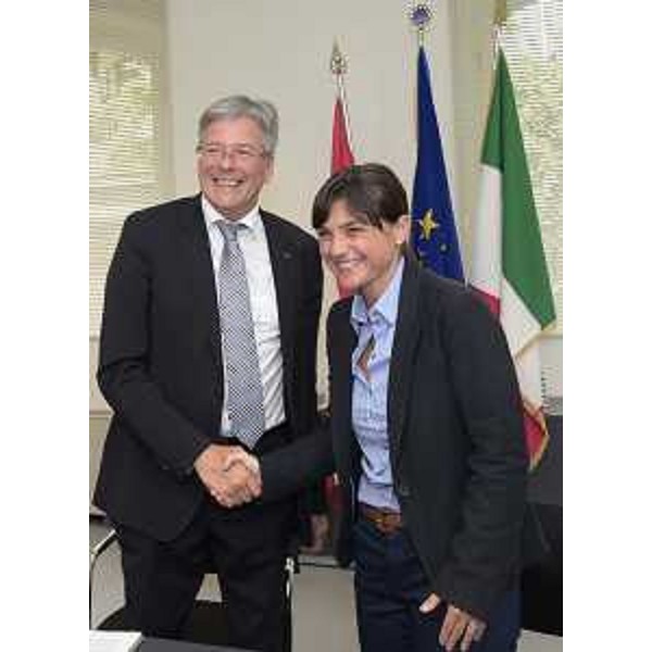 Peter Kaiser (Governatore Carinzia) e Debora Serracchiani (Presidente Regione Friuli Venezia Giulia) alla firma della Convenzione per la realizzazione di uno studio di fattibilità per la messa in sicurezza del collegamento viario transfrontaliero Tolmezzo - Kötschach-Mauthen - Tolmezzo 02/08/2016
