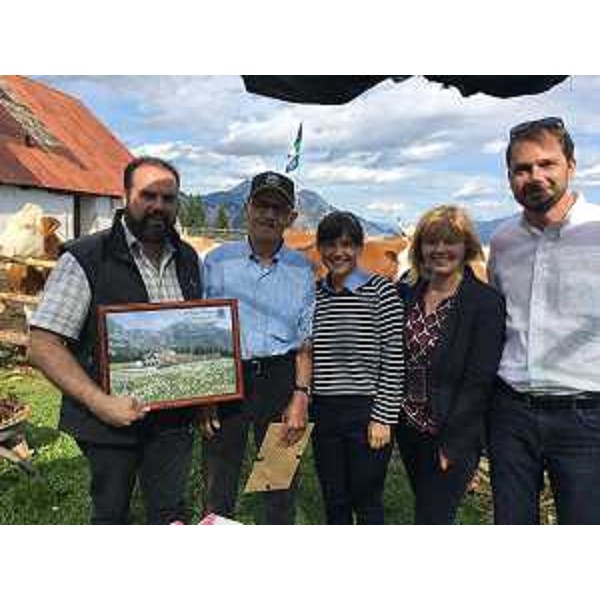 Ivan Buzzi (Sindaco Pontebba), Vincenzo Vuerich (Gestore Malga), Debora Serracchiani (Presidente Regione Friuli Venezia Giulia), Isabella De Monte (Parlamentare europea) e Cristiano Shaurli (Assessore regionale Risorse agricole e forestali) alla Malga Glazzat - Studena Bassa di Pontebba 02/08/2016