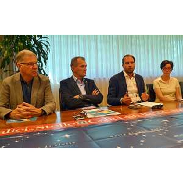 Valter Pezzarini (Presidente Proloco FVG), Tiziano Venturini (Coordinatore Città del Vino FVG), Cristiano Shaurli (Assessore regionale Risorse agricole e forestali) e Ilaria Fabbro (Movimento Turismo del Vino FVG) alla presentazione di "Calici di Stelle 2016" - Udine 03/08/2016 (Foto Picasa)