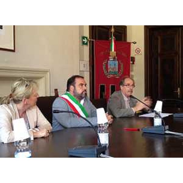 Ivan Buzzi (Sindaco Pontebba) e Gianni Torrenti (Assessore regionale Solidarietà) alla firma del Protocollo d'intesa per lo svolgimento di attività di volontariato dei richiedenti asilo - Pontebba 04/08/2016