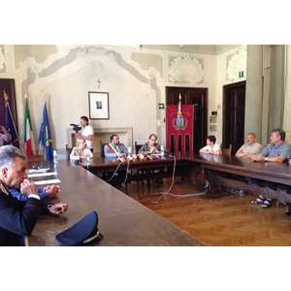 Ivan Buzzi (Sindaco Pontebba) e Gianni Torrenti (Assessore regionale Solidarietà) alla firma del Protocollo d'intesa per lo svolgimento di attività di volontariato dei richiedenti asilo - Pontebba 04/08/2016