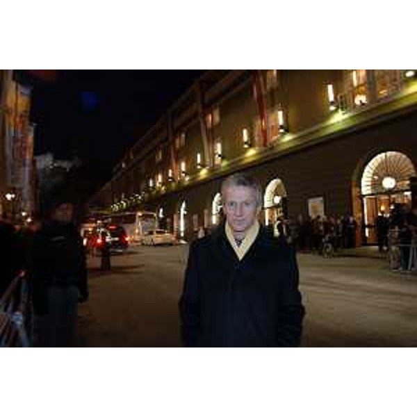 Riccardo Illy (Presidente Regione Friuli Venezia Giulia) davanti al teatro di Salisburgo (Salisburgo, 27/01/06)