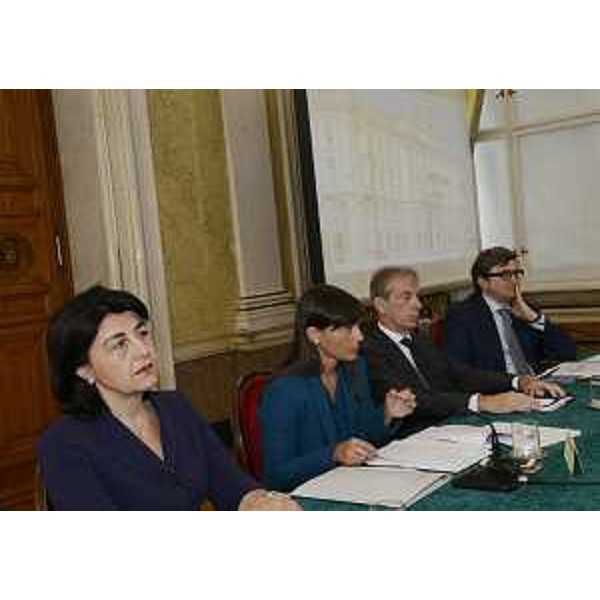 Mariagrazia Santoro (Assessore regionale Infrastrutture e Territorio), Debora Serracchiani (Presidente Regione Friuli Venezia Giulia), Marco De Eccher (Legale rappresentante Rizzani De Eccher S.p.A.) e Maurizio Castagna (Presidente e amministratore delegato Autovie Venete S.p.A.) alla firma dell'Affidamento al Contraente generale (Tiliaventum S.c.a r.l.) dei lavori della terza corsia dell'Autostrada A4 (tratto Nuovo ponte sul fiume Tagliamento – Gonars), nella sede della Regione - Trieste 05/08/2016