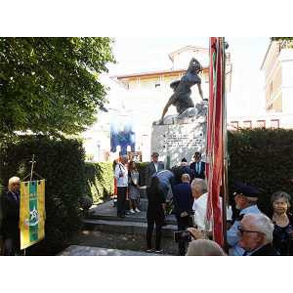 Debora Serracchiani (Presidente Regione Friuli Venezia Giulia) alla deposizione di una corona di alloro al Monumento ai Caduti - Azzano Decimo 07/08/2016