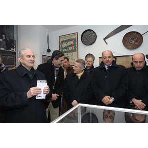 Riccardo Illy (Presidente Regione Friuli Venezia Giulia) e Piero Del Bello (Direttore dell'Istituto regionale per la cultura istriano-fiumano-dalmata) (Trieste, 26/01/06) 