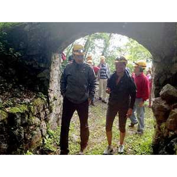 Sergio Bolzonello (Vicepresidente e assessore regionale Attività produttive) con Mara Beorchia (sindaco di Ovaro) durante il sopralluogo all’ex miniera di carbone di Cludinico – Ovaro 18/08/2016