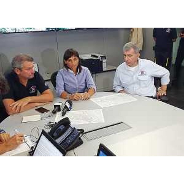Luciano Sulli (Direttore Protezione civile FVG), Debora Serracchiani (Presidente Regione Friuli Venezia Giulia) e Guglielmo Galasso (Direttore Servizio NUE 112, pianificazione, CFD e sistemi tecnologici Protezione civile FVG) nel Centro operativo della Protezione civile del FVG - Palmanova 24/08/2016
