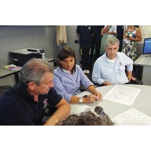 Luciano Sulli (Direttore Protezione civile FVG), Debora Serracchiani (Presidente Regione Friuli Venezia Giulia) e Guglielmo Galasso (Direttore Servizio NUE 112, pianificazione, CFD e sistemi tecnologici Protezione civile FVG) nel Centro operativo della Protezione civile del FVG - Palmanova 24/08/2016