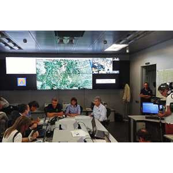 Luciano Sulli (Direttore Protezione civile FVG), Debora Serracchiani (Presidente Regione Friuli Venezia Giulia) e Guglielmo Galasso (Direttore Servizio NUE 112, pianificazione, CFD e sistemi tecnologici Protezione civile FVG) nel Centro operativo della Protezione civile del FVG - Palmanova 24/08/2016