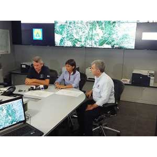 Luciano Sulli (Direttore Protezione civile FVG), Debora Serracchiani (Presidente Regione Friuli Venezia Giulia) e Guglielmo Galasso (Direttore Servizio NUE 112, pianificazione, CFD e sistemi tecnologici Protezione civile FVG) nel Centro operativo della Protezione civile del FVG - Palmanova 24/08/2016