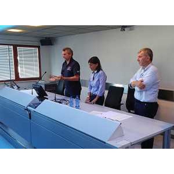 Luciano Sulli (Direttore Protezione civile FVG), Debora Serracchiani (Presidente Regione Friuli Venezia Giulia) e Guglielmo Galasso (Direttore Servizio NUE 112, pianificazione, CFD e sistemi tecnologici Protezione civile FVG) incontrano i volontari in partenza per il centro Italia, nel Centro operativo della Protezione civile del FVG - Palmanova 24/08/2016