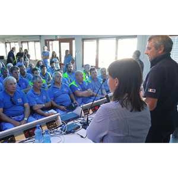 Debora Serracchiani (Presidente Regione Friuli Venezia Giulia) e Luciano Sulli (Direttore Protezione civile FVG) incontrano i volontari in partenza per il centro Italia, nel Centro operativo della Protezione civile del FVG - Palmanova 24/08/2016