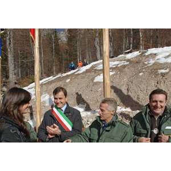 Riccardo Illy (Presidente Regione Friuli Venezia Giulia), Enzo Marsilio (Assessore regionale Montagna), Renato Carlantoni (Sindaco Tarvisio) e Nicoletta Di Piazza (Azienda Di Piazza, responsabile restauro) all'inaugurazione del Rifugio Zacchi nel Parco di Fusine. (Tarvisio 29/10/07)