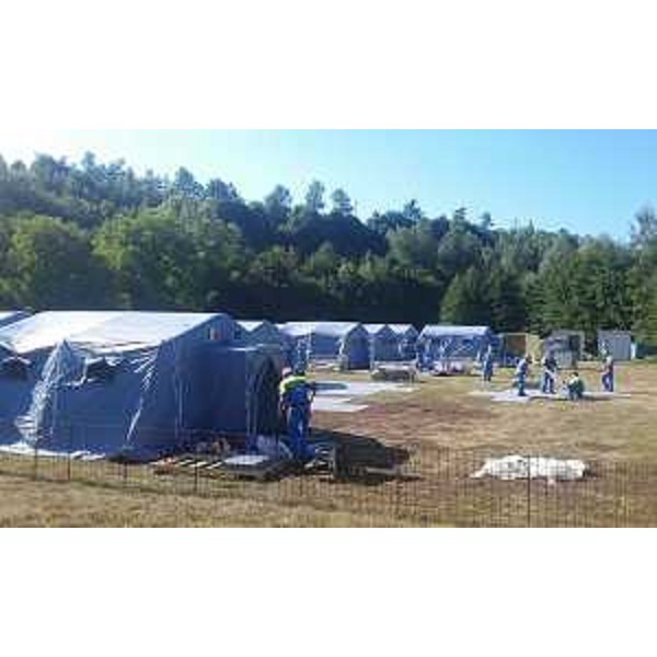 Operatori della Protezione civile del Friuli Venezia Giulia approntano una tendopoli nello spiazzo attiguo all'Agriturismo Lo Scoiattolo, a circa un chilometro e mezzo dal centro di Amatrice (Rieti) - 25/08/2016