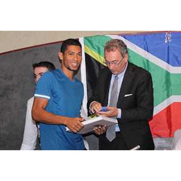 Sergio Bolzonello (Vicepresidente Regione Friuli Venezia Giulia) consegna il Tallero al campione sudafricano Wayde van Niekerk - Gemona del Friuli 25/08/2016 (Foto © Emiliano Foramitti)