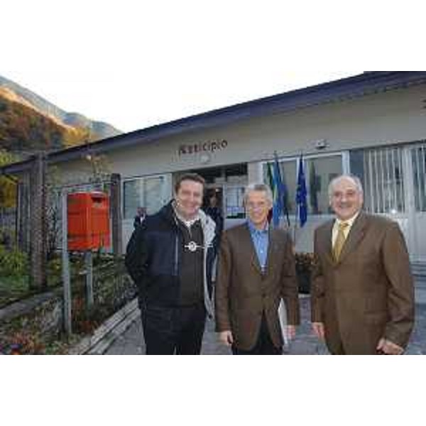 Riccardo Illy (Presidente Regione Friuli Venezia Giulia), Enzo Marsilio (Assessore regionale Risorse agricole, naturali, forestali e Montagna) e Renato Taurian (Sindaco Dogna) nel corso della visita al Comune di Dogna. (Dogna 29/10/07)