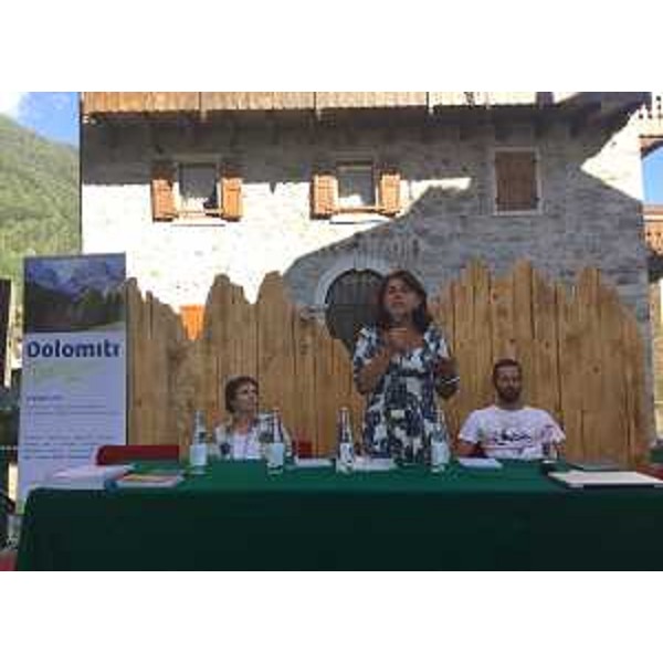 Marcella Morandini (Direttrice Fondazione Dolomiti UNESCO), Mariagrazia Santoro (Assessore regionale Infrastrutture e Territorio) e Gianluca D'Incà Levis (Curatore Dolomiti Contemporanee) - Forni di Sopra 26/08/2016