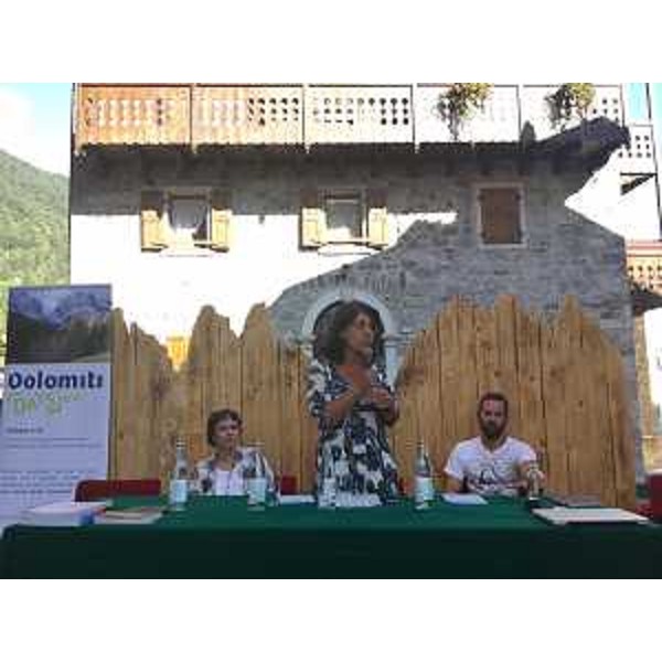 Marcella Morandini (Direttrice Fondazione Dolomiti UNESCO), Mariagrazia Santoro (Assessore regionale Infrastrutture e Territorio) e Gianluca D'Incà Levis (Curatore Dolomiti Contemporanee) - Forni di Sopra 26/08/2016