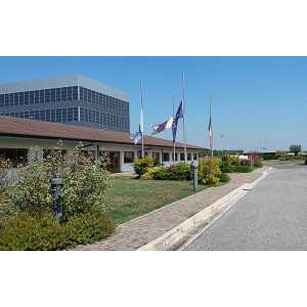 Bandiere a mezz'asta sulla sede della Protezione civile del Friuli Venezia Giulia in segno di lutto per le vittime del terremoto dell'Italia Centrale - Palmanova 27/08/2016