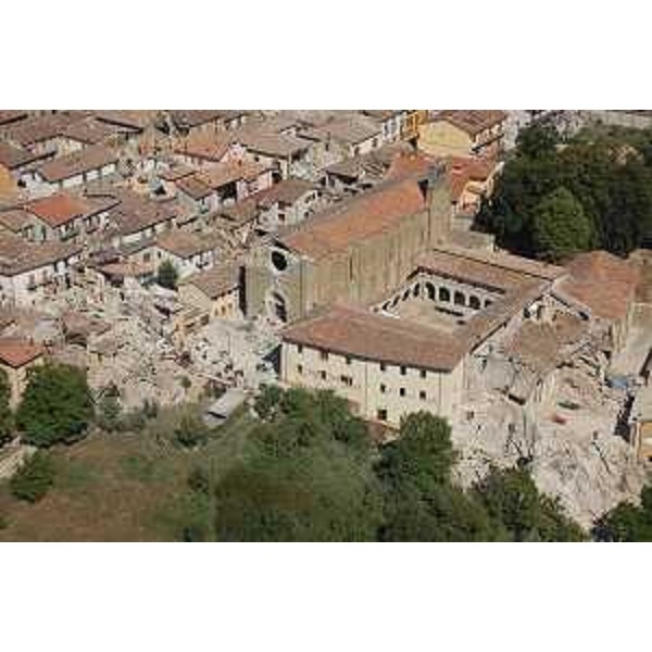 La Chiesa di San Francesco in mezzo al paese devastato dal terremoto - Amatrice (RI) 27/08/2016