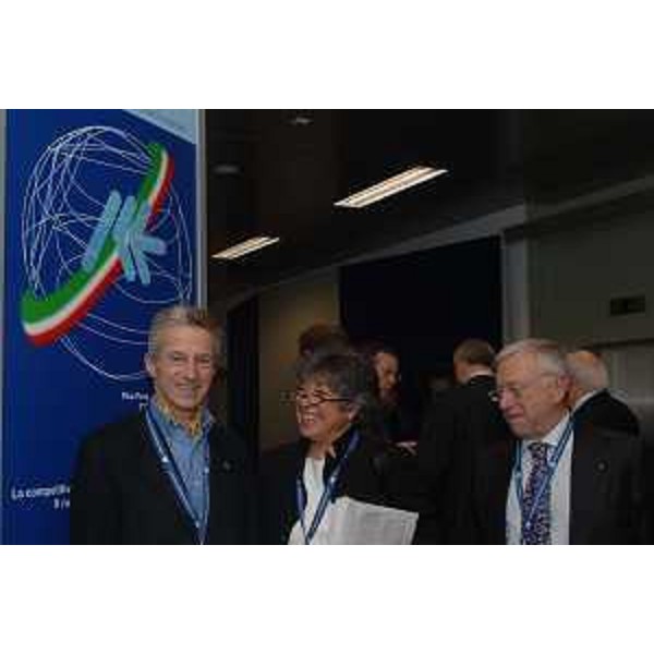 Riccardo Illy (Presidente Regione Friuli Venezia Giulia) e Sara Cristaldi (giornalista del quotidiano economico Il sole 24 Ore) al convegno ICE (Milano, 24/01/06)