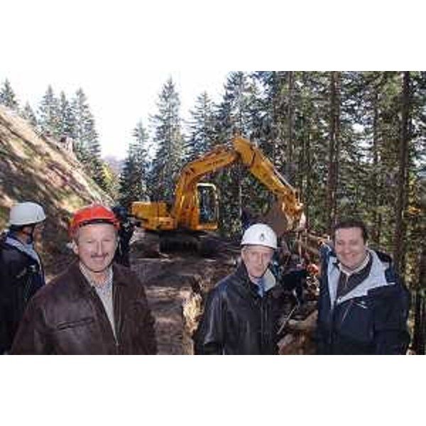 Riccardo Illy (Presidente Regione Friuli Venezia Giulia) ed Enzo Marsilio (Assessore regionale Montagna) nel corso del sopralluogo alle opere di realizzazione del nuovo sistema viario che collega Ugovizza all'ex villaggio minerario di Monte Cocco, per il ripristino della viabilità forestale nel bacino della Val Uque. (Ugovizza 29/10/07)