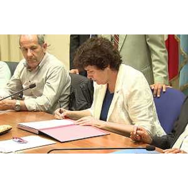 Antonio Lupoli (Presidente e amministratore delegato di Siderurgica Triestina S.r.l.) e Loredana Panariti (Assessore regionale Lavoro e Formazione) al Tavolo della firma del Protocollo d'intesa sulla formazione e il ricollocamento in Ferriera di 30 lavoratori cassintegrati - Trieste 31/08/2016