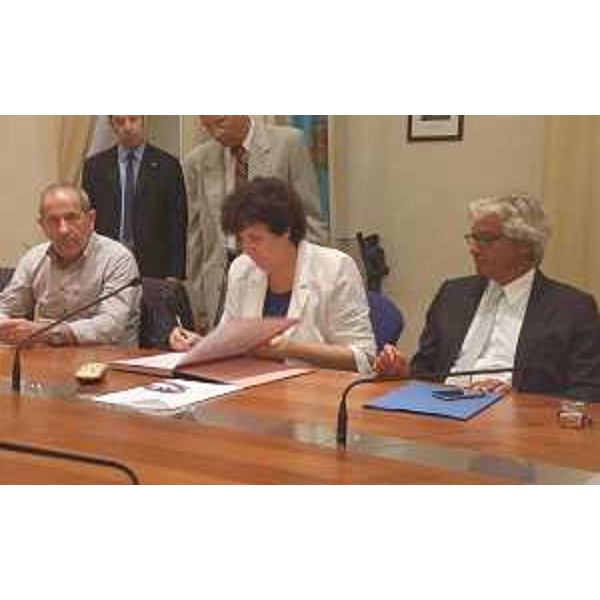 Loredana Panariti (Assessore regionale Lavoro e Formazione) firma il Protocollo d'intesa con Siderurgica Triestina S.r.l. e i rappresentanti dei lavoratori sulla formazione e il ricollocamento di 30 lavoratori cassintegrati. A sinistra dell'assessore il presidente e amministratore delegato di Siderurgica Triestina Antonio Lupoli, a destra il direttore dell'Agenzia regionale per il Lavoro Giuseppe Sassonia - Trieste 31/08/2016
