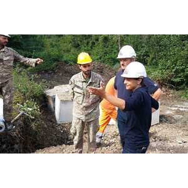 Luciano Sulli (Direttore Protezione civile FVG) e Debora Serracchiani (Presidente Regione FVG) nell'area di realizzazione del guado sulla strada regionale 260 per Amatrice (Rieti) - 31/08/2016