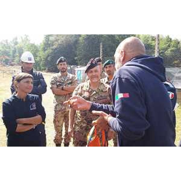 Debora Serracchiani (Presidente Regione FVG) e Sergio Pirozzi (Sindaco Amatrice) nell'area di realizzazione del guado sulla strada regionale 260 per Amatrice (Rieti) - 31/08/2016
