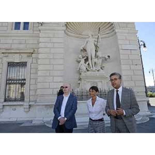 Bruno Marini (Consigliere regionale), Debora Serracchiani (Presidente Regione Friuli Venezia Giulia) e Francesco Peroni (Assessore regionale Finanze) davanti al Palazzo della Regione in piazza Unità d'Italia - Trieste 05/09/2016